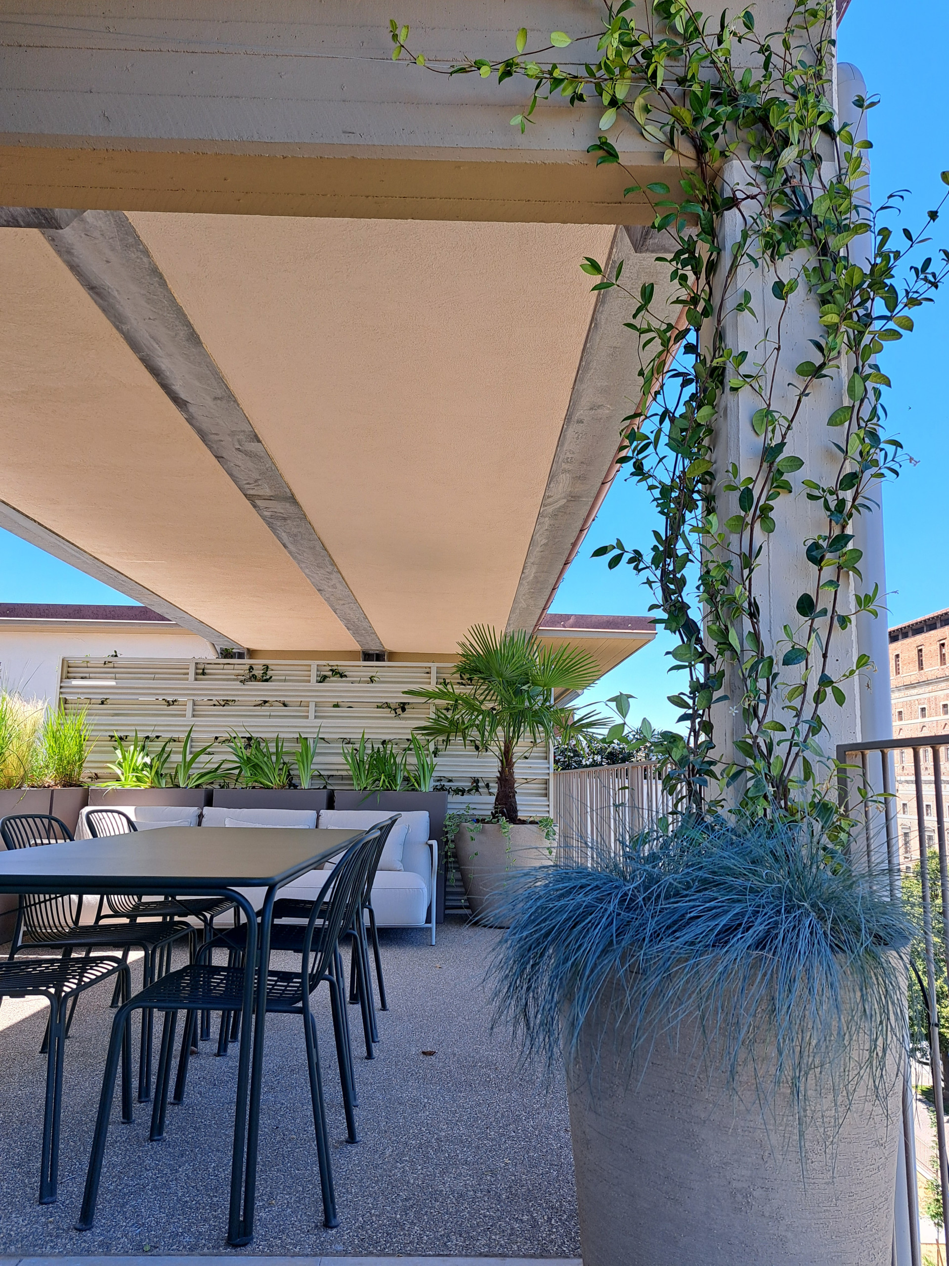 Realizzazione fioriere e vasi per un terrazzo sempreverde (o quasi)