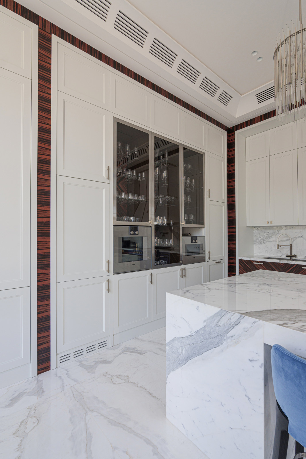 Кухонные пеналы со стеклом