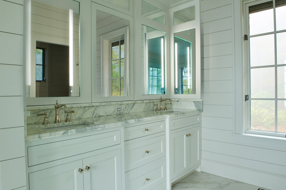 Источник вдохновения для домашнего уюта: ванная комната в стиле модернизм с плоскими фасадами, серыми фасадами, отдельно стоящей ванной, угловым душем, унитазом-моноблоком, керамической плиткой, белыми стенами, полом из керамической плитки, врезной раковиной, столешницей из гранита, белым полом, душем с распашными дверями, серой столешницей, тумбой под две раковины, встроенной тумбой и кессонным потолком