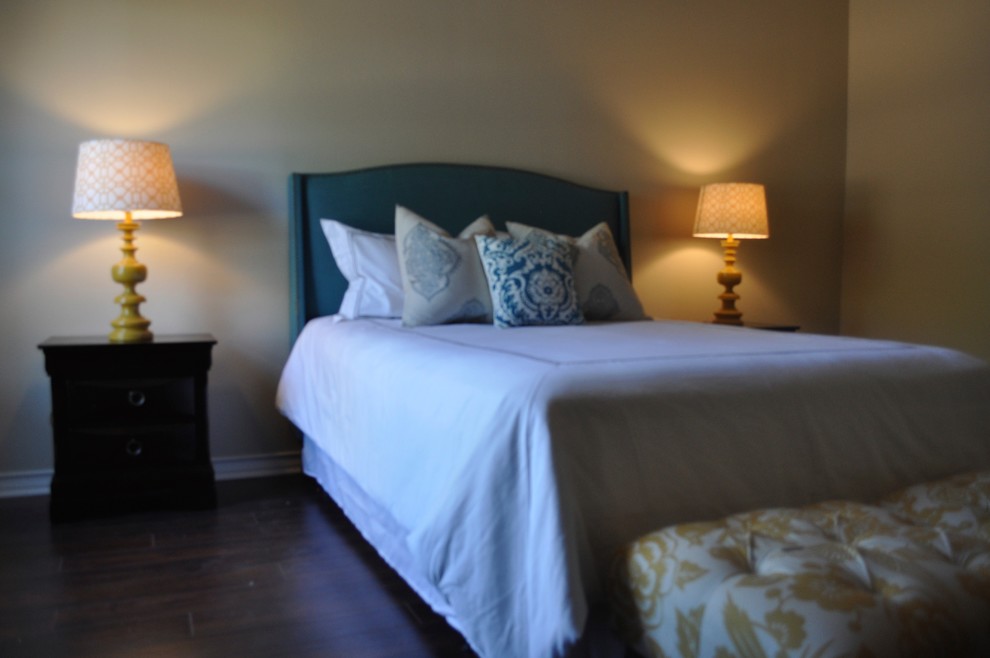 Example of a transitional home design design in Austin