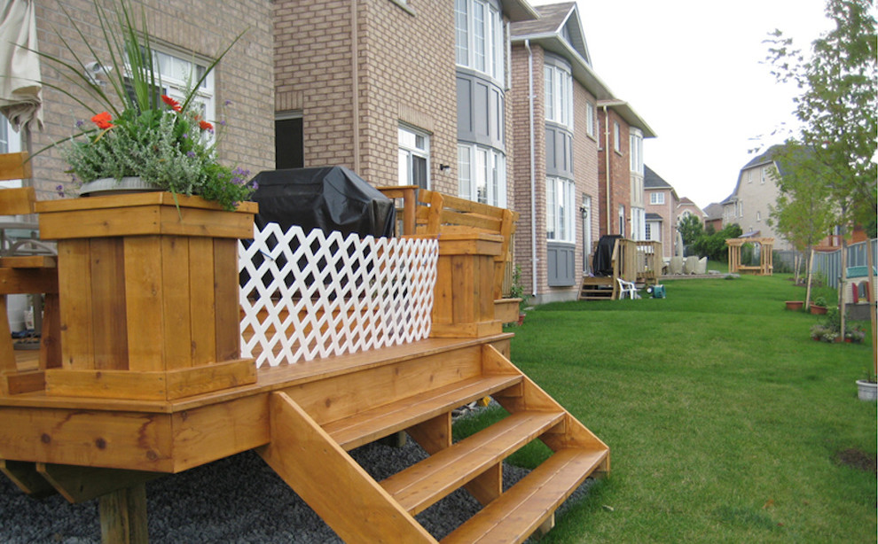 Inspiration for a small traditional backyard deck in Toronto with no cover.