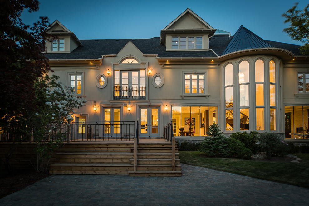 Photo of a contemporary home in Toronto.