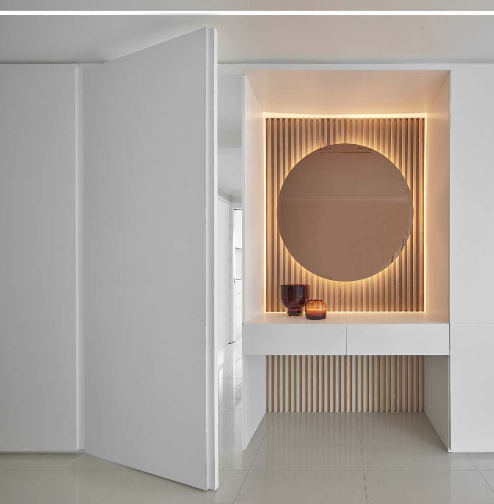 Idées déco pour un couloir moderne de taille moyenne avec un mur blanc, parquet clair et un sol gris.