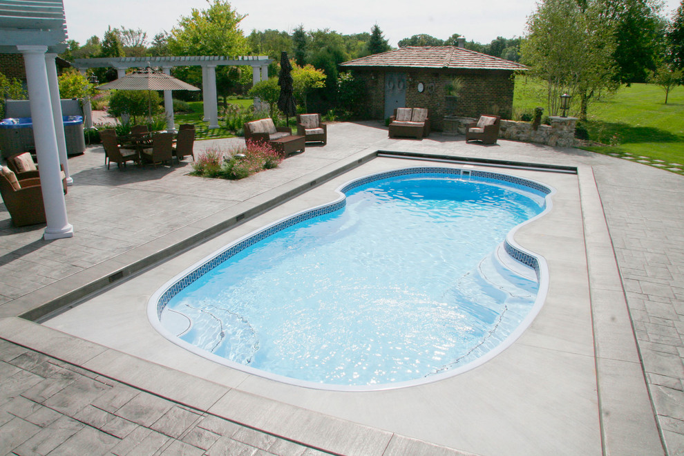 Transitional pool photo in Chicago