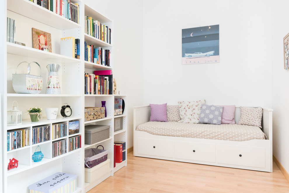 Mid-sized traditional kids' room in Rome with white walls and light hardwood floors for girls.