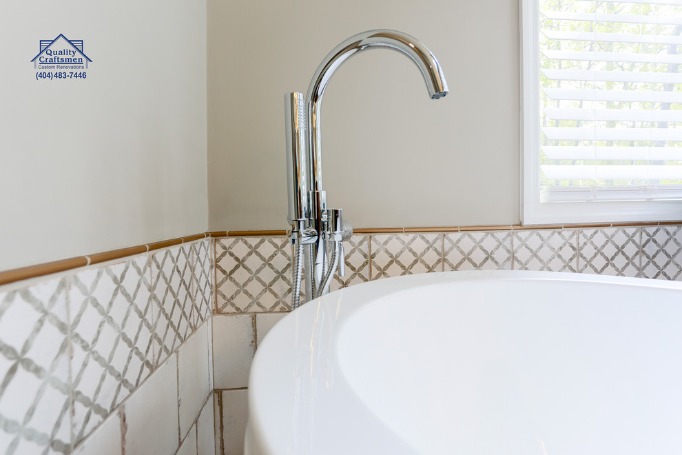 Inspiration for a transitional home design remodel in Atlanta