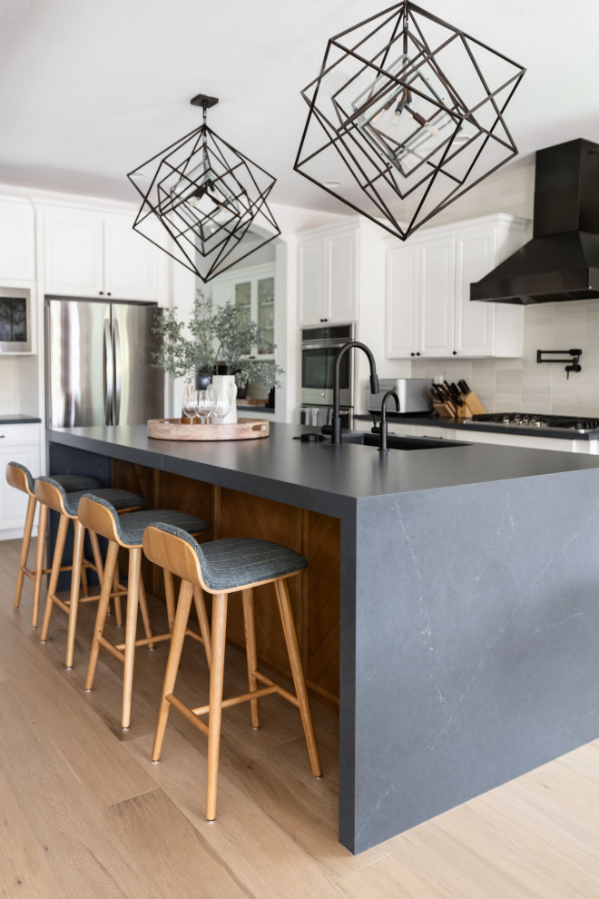 Transitional kitchen photo in Phoenix