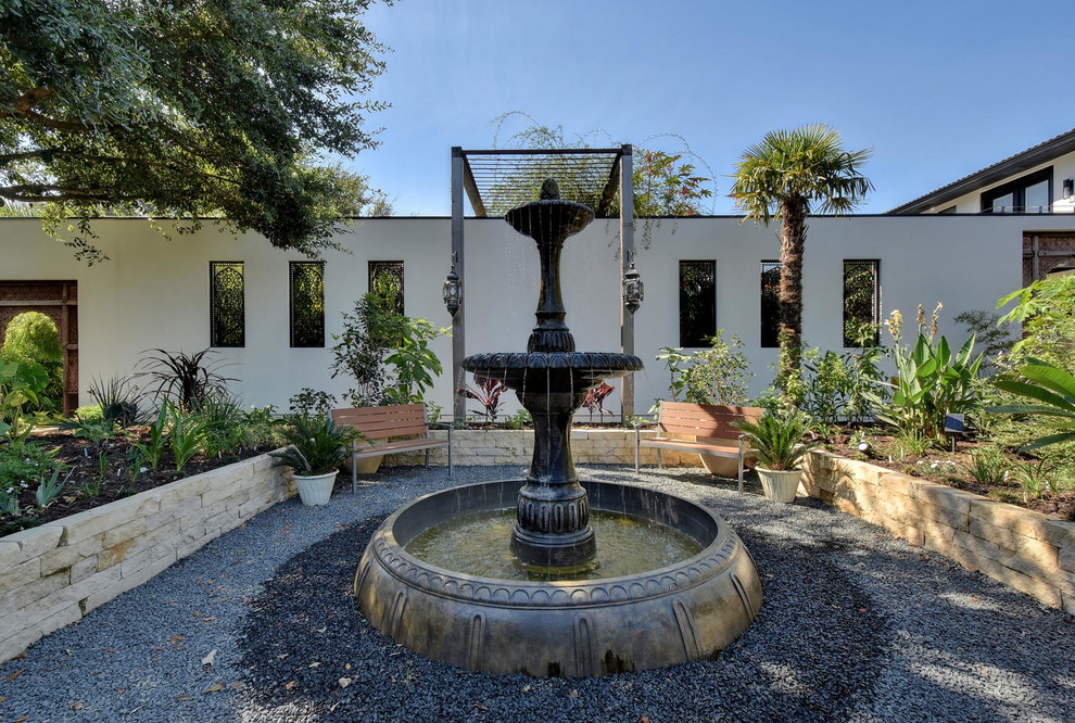 Inspiration for a transitional landscaping in Austin.