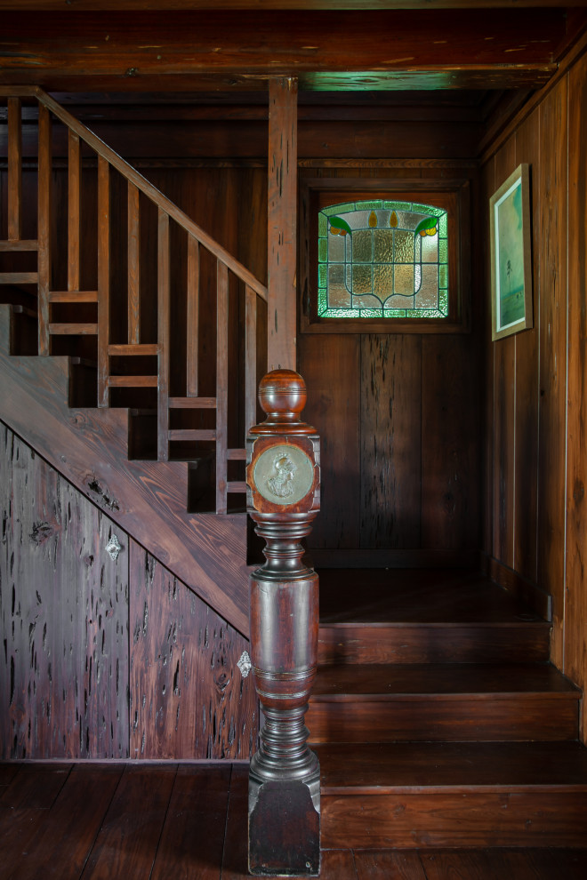 Ejemplo de escalera en L campestre pequeña con escalones de madera, contrahuellas de madera, barandilla de madera y madera