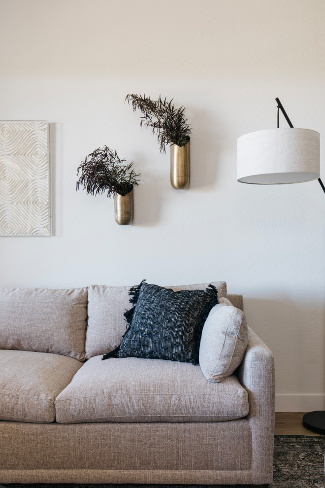 Example of a transitional home design design in Phoenix