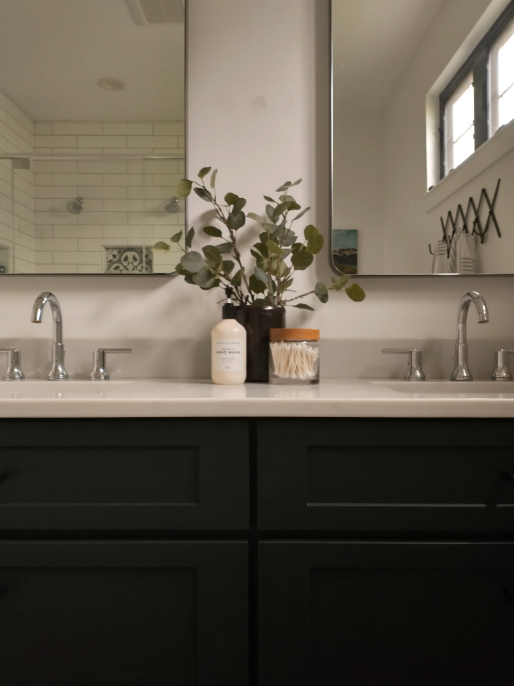 Transitional home design photo in St Louis
