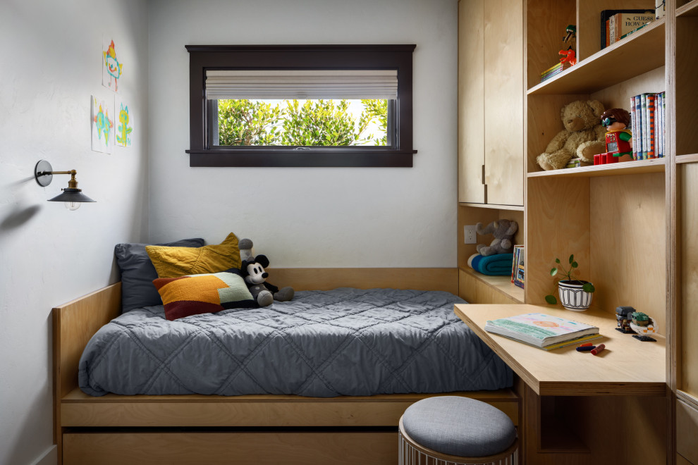 Exempel på ett litet medelhavsstil könsneutralt barnrum kombinerat med sovrum och för 4-10-åringar, med vita väggar, mellanmörkt trägolv och brunt golv
