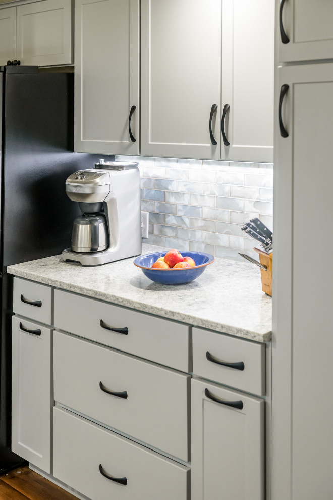 Example of a mid-sized transitional single-wall eat-in kitchen design in Houston with shaker cabinets, quartz countertops and glass tile backsplash