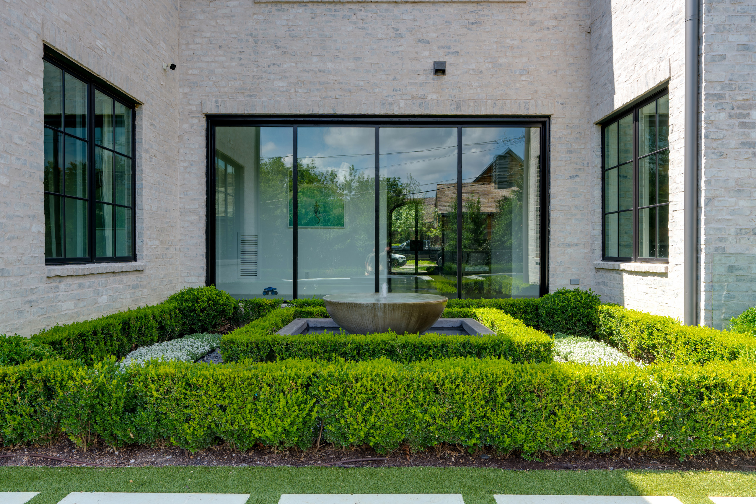 BLUFFVIEW MODERN OASIS