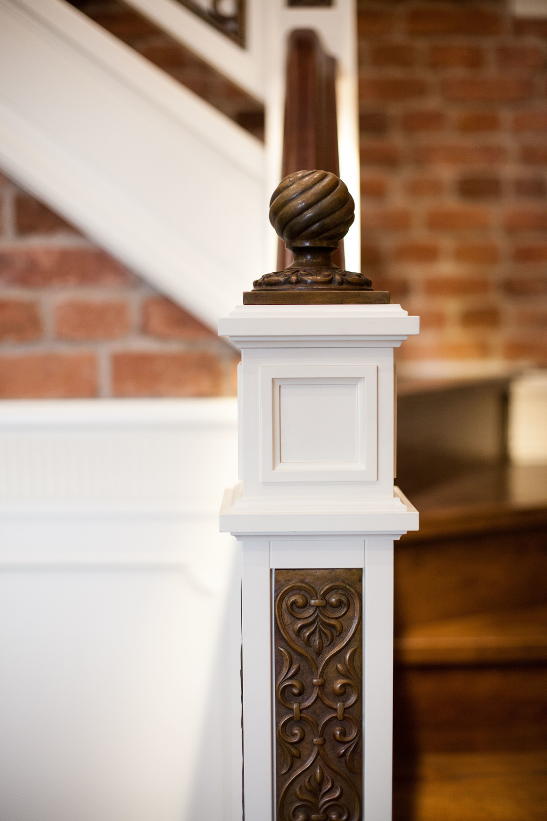 Заходной столб с бронзовым навершием