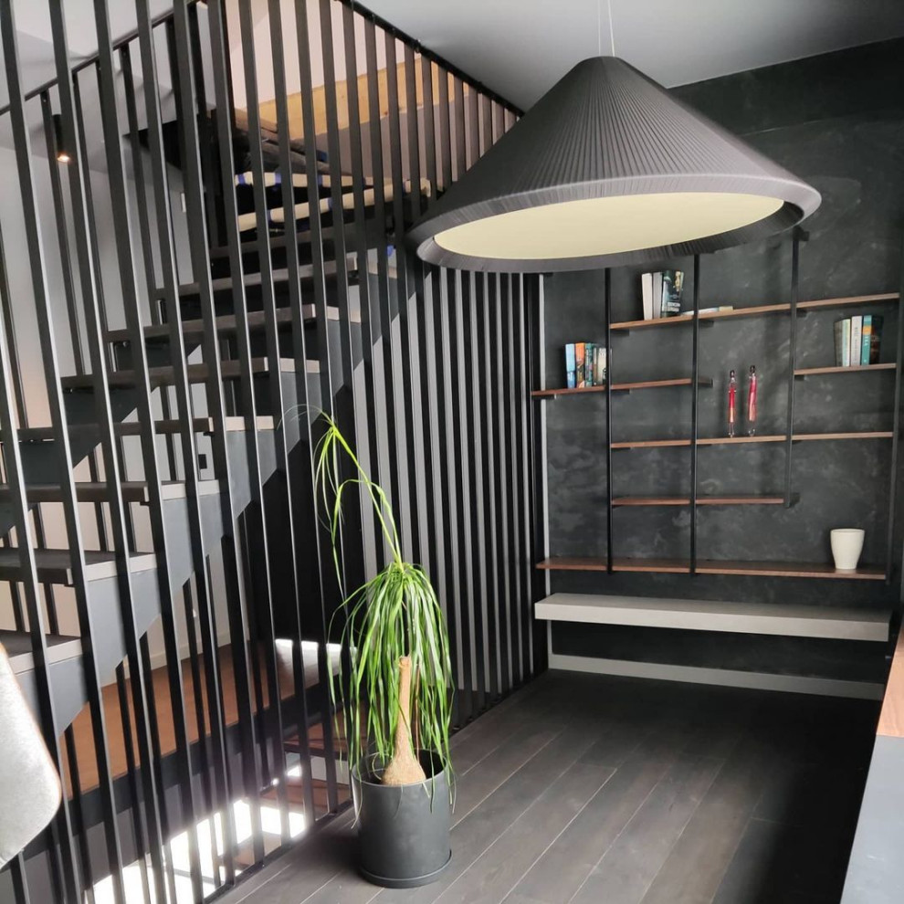 Поворотная лестница  с реечными перилами