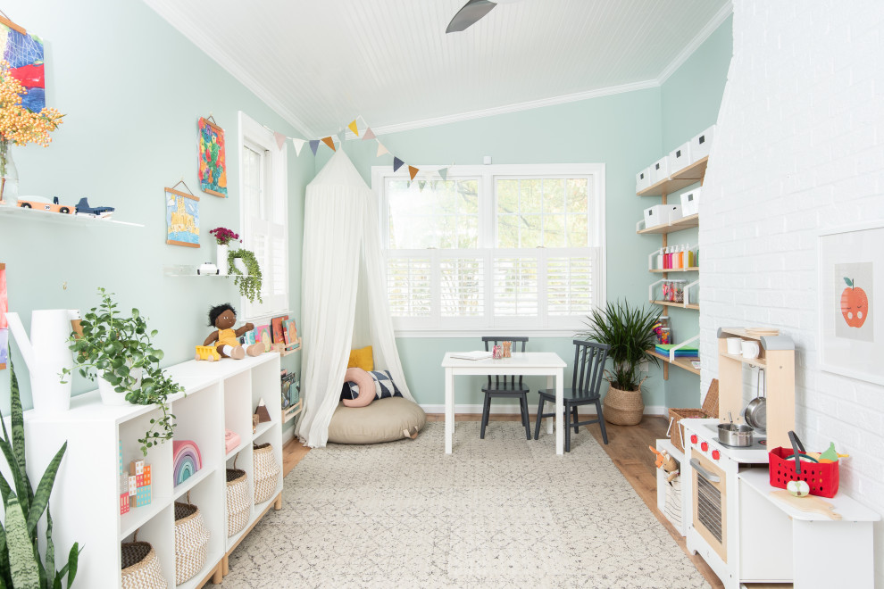 Réalisation d'une chambre d'enfant de 1 à 3 ans design avec un mur gris, un sol en bois brun, un sol marron et un plafond voûté.