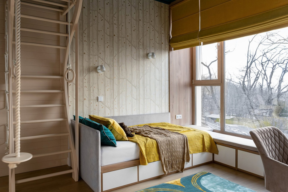 Réalisation d'une grande chambre d'enfant de 4 à 10 ans design avec un mur beige, un sol en carrelage de céramique, un sol beige, un plafond en lambris de bois et du papier peint.