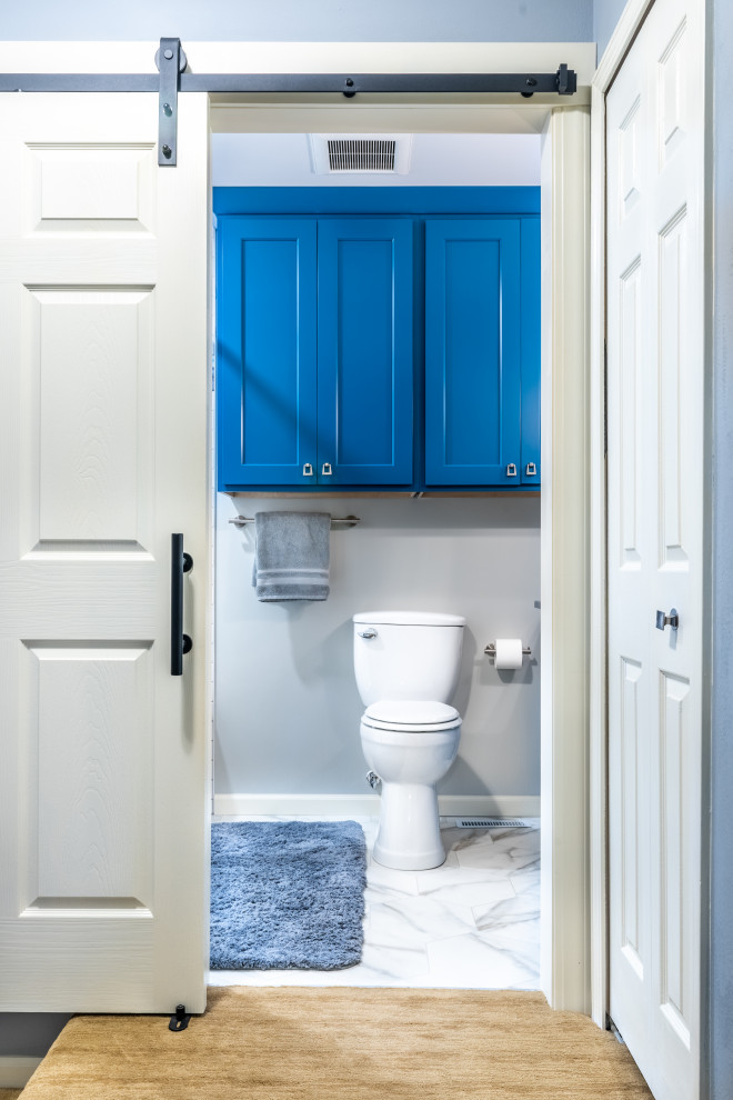 Esempio di una piccola stanza da bagno con doccia chic con ante blu, WC a due pezzi, pareti grigie, pavimento in vinile, pavimento bianco e mobile bagno incassato