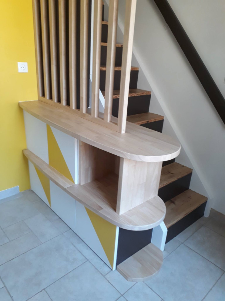 Diseño de escalera recta grande con escalones de madera, contrahuellas de madera y barandilla de madera