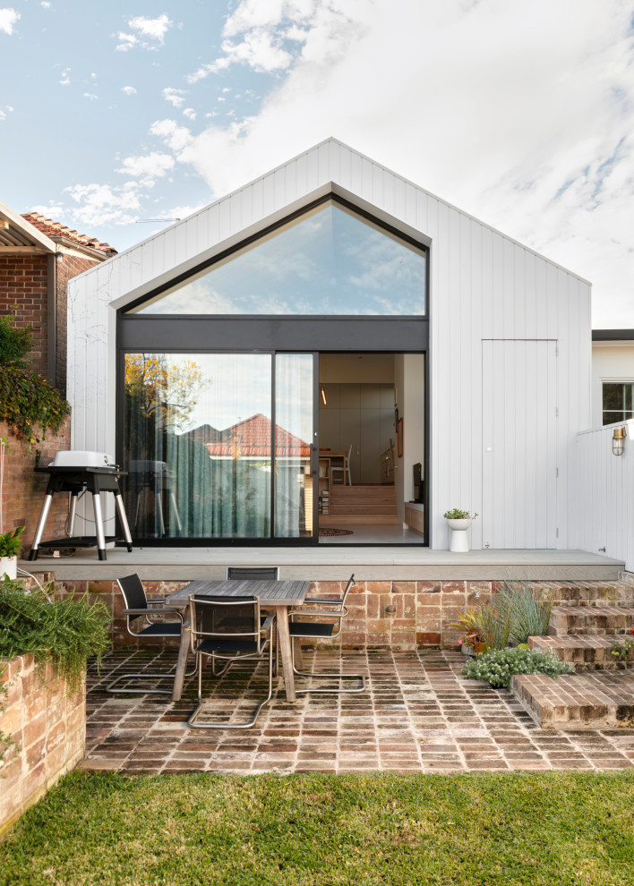 Kleines, Einstöckiges Modernes Einfamilienhaus mit grauer Fassadenfarbe, Satteldach, Blechdach und grauem Dach in Sydney