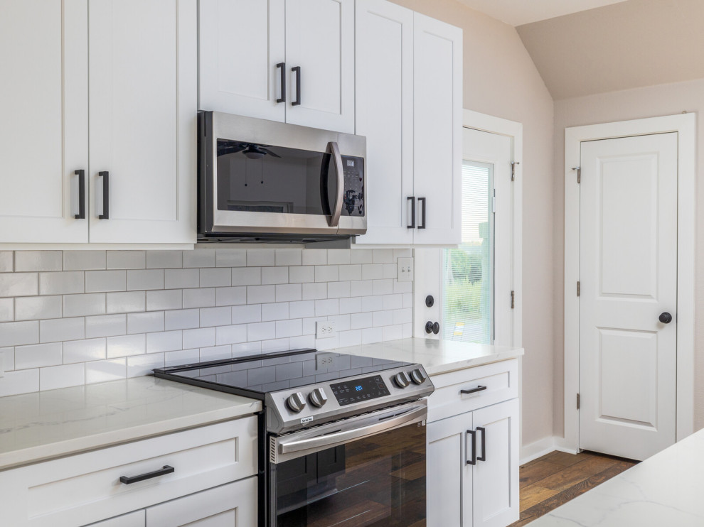 Example of a transitional kitchen design in Austin