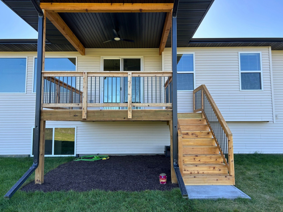 Стильный дизайн: терраса среднего размера на заднем дворе, на втором этаже в стиле модернизм с деревянными перилами без защиты от солнца - последний тренд