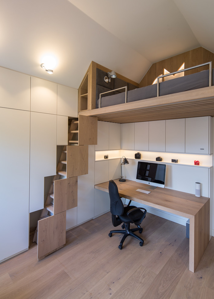 Jugendzimmer mit weißer Wandfarbe, braunem Holzboden und braunem Boden in Bremen