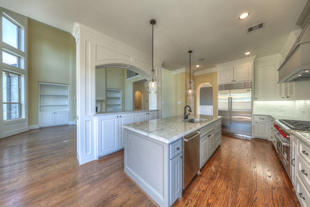 Transitional kitchen photo in Houston