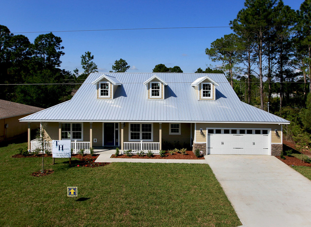 Mid-sized country one-storey beige exterior in Orlando with concrete fiberboard siding.