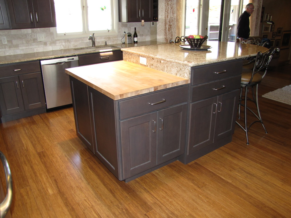 Kitchen - mid-sized transitional kitchen idea