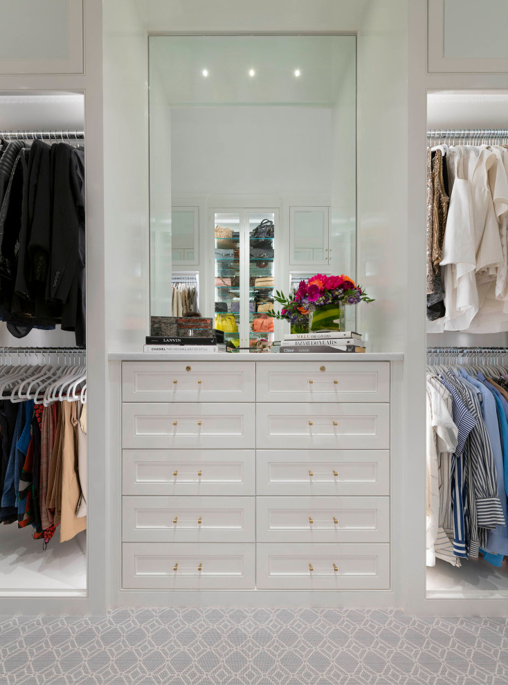 Modelo de armario vestidor unisex clásico renovado de tamaño medio con armarios con rebordes decorativos, puertas de armario blancas, moqueta y suelo gris