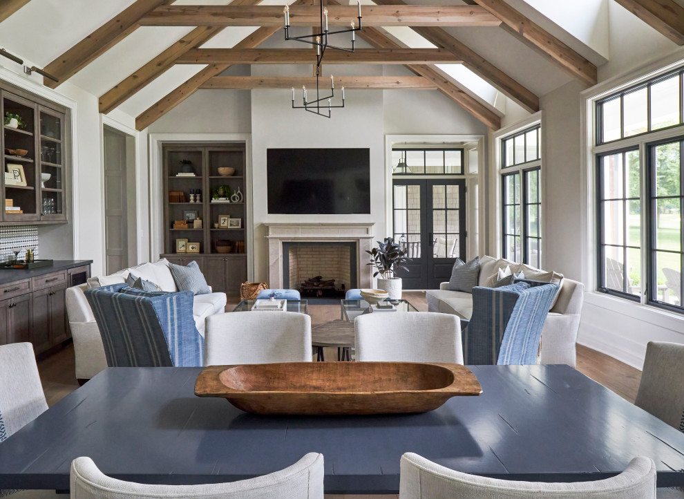 Example of a transitional home design design in Chicago