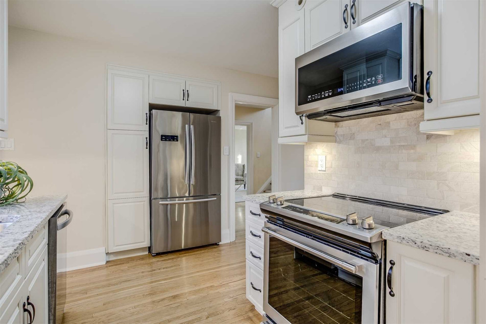 Transitional kitchen photo in Toronto