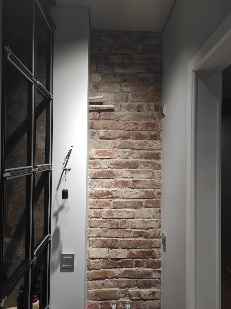 кусок стены с кирпичной кладкой в ванной