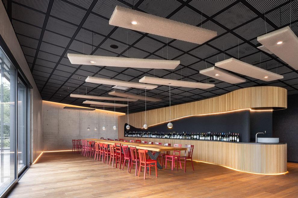 Geräumiger Moderner Weinkeller mit braunem Holzboden in Sonstige