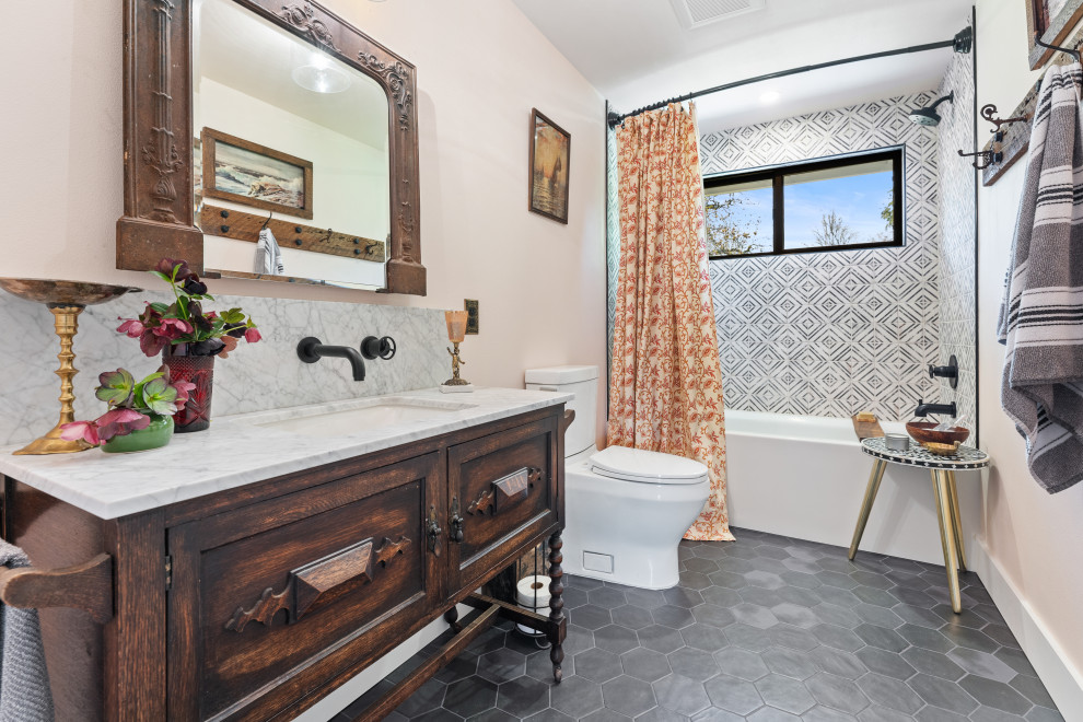 ポートランドにあるエクレクティックスタイルのおしゃれな浴室の写真