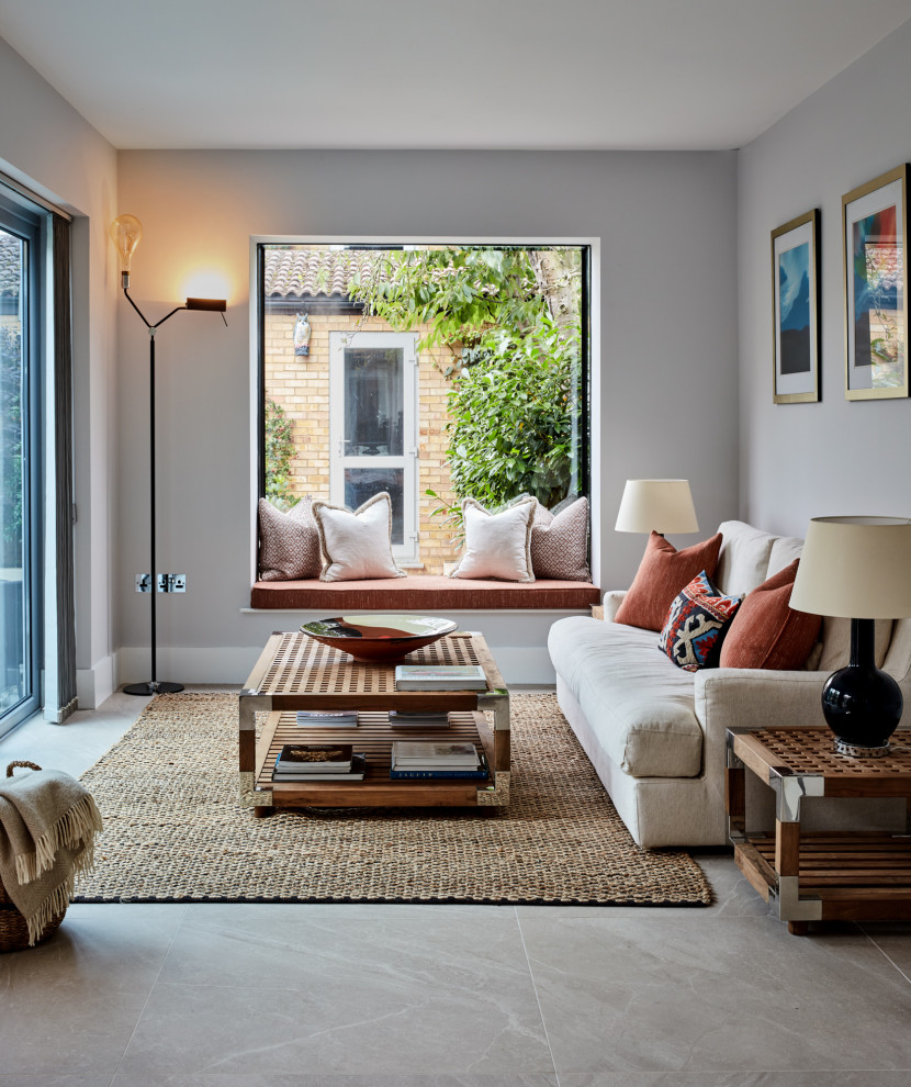 Wohnzimmer mit lila Wandfarbe und Keramikboden in London