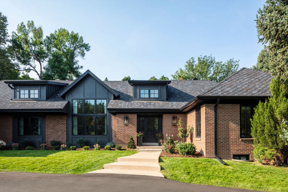 Cette photo montre une grande façade de maison grise chic en brique et planches et couvre-joints à un étage avec un toit à deux pans, un toit en shingle et un toit gris.