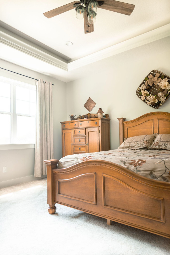 Diseño de dormitorio principal campestre grande con paredes grises, moqueta, suelo blanco y bandeja
