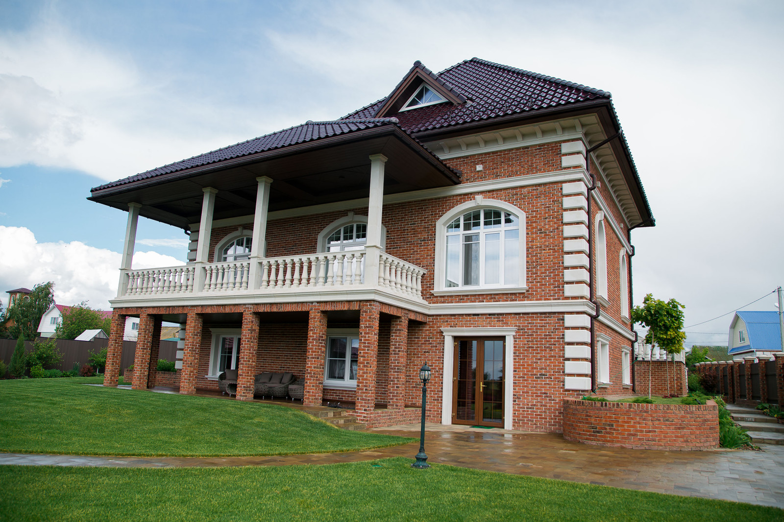 Фото реализованного проекта усадьбы с элементами из архикамня