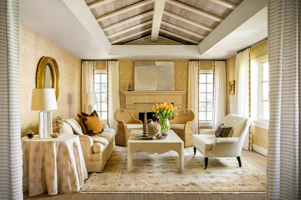 Cette photo montre un salon fermé avec un mur jaune, moquette, une cheminée standard, aucun téléviseur, un sol beige, poutres apparentes, un plafond décaissé, un plafond voûté, un plafond en bois et du papier peint.
