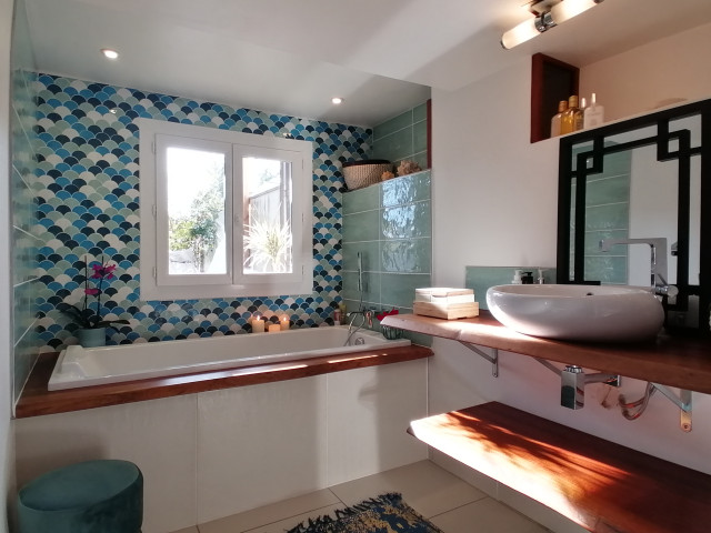 Salle de bain parentale donnant sur le jardin et la piscine contemporaneo-stanza-da-bagno