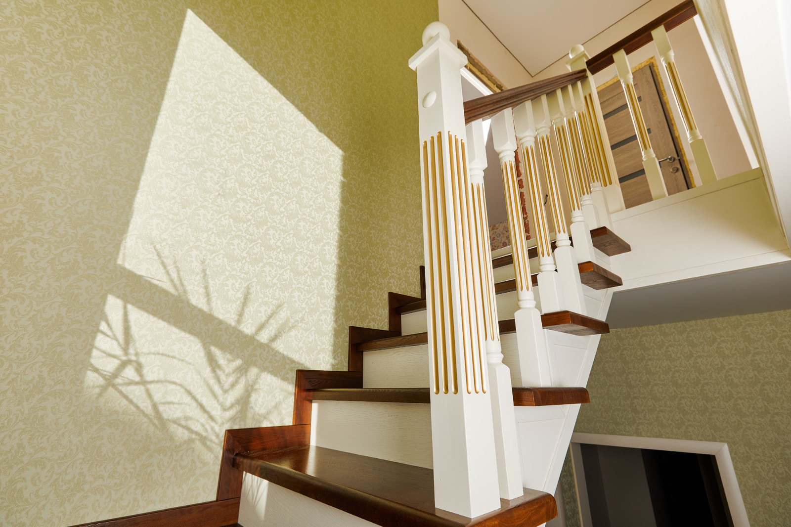 Лестница с резным подступенком