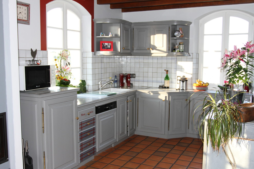 Design ideas for a transitional kitchen in Bordeaux.