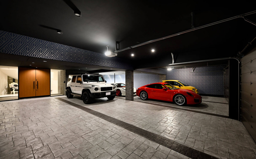 Inspiration pour un grand garage pour quatre voitures ou plus minimaliste.