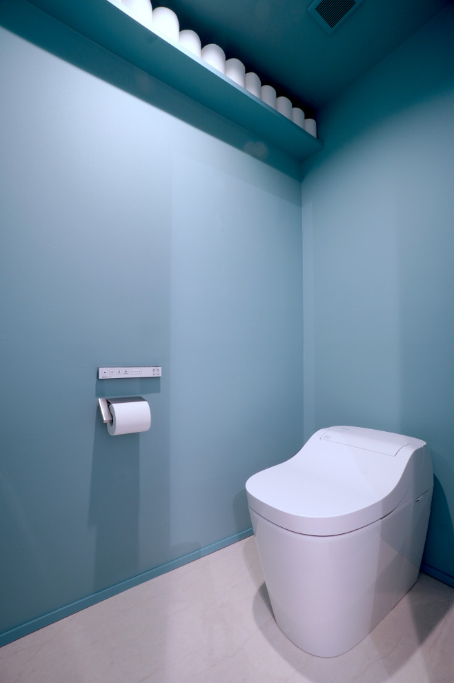 Пример оригинального дизайна: туалет в современном стиле с унитазом-моноблоком, синими стенами, полом из линолеума, белым полом и потолком с обоями