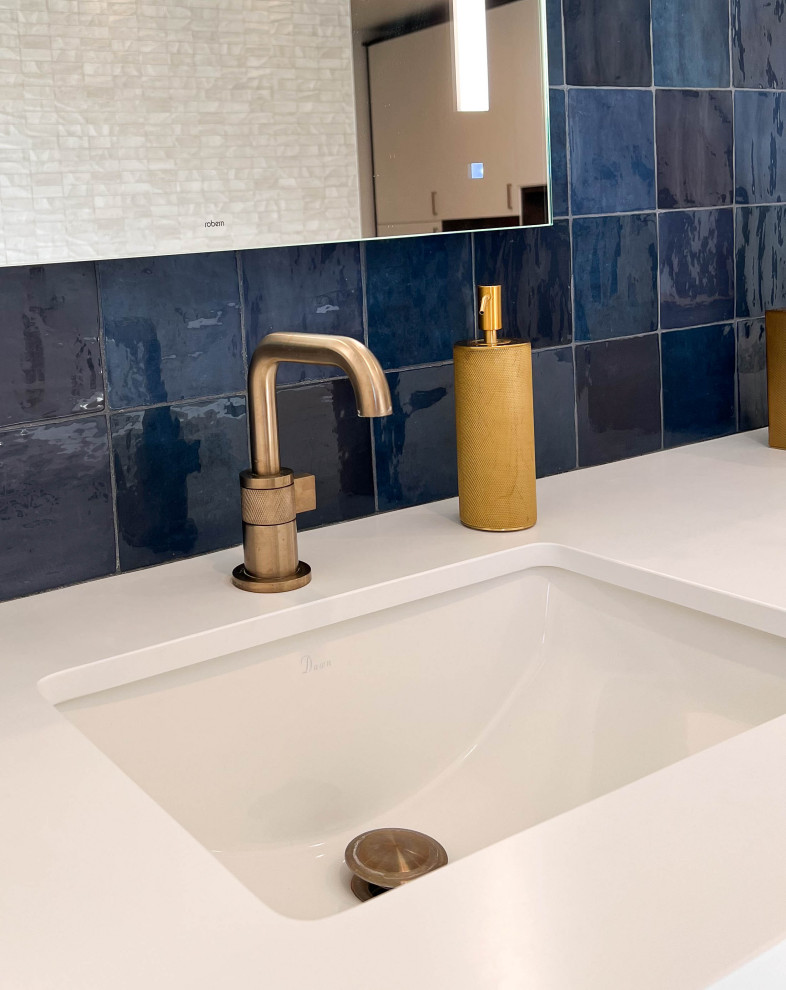 Idée de décoration pour une salle de bain vintage en bois brun avec un placard à porte plane, un carrelage bleu, des carreaux de céramique, un plan de toilette en quartz modifié, un plan de toilette blanc, meuble double vasque et meuble-lavabo suspendu.