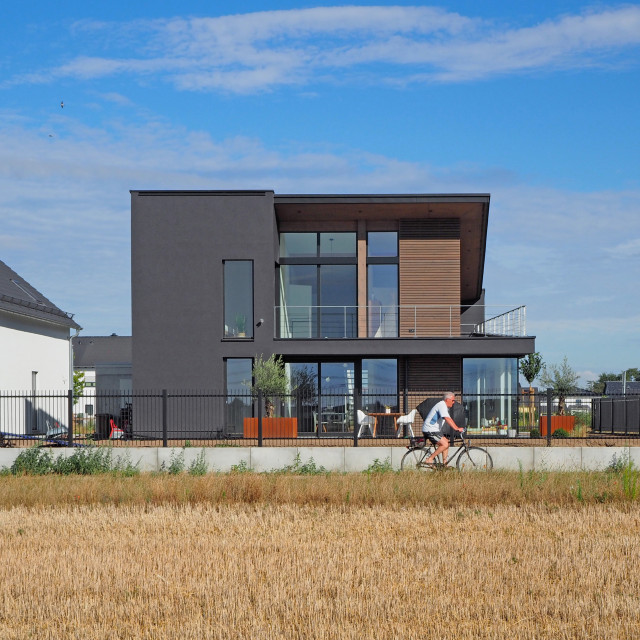 Mitten im Feld trendy-hus-og-facade