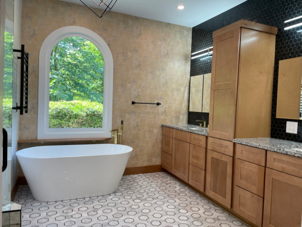 Inspiration för mellanstora moderna grått en-suite badrum, med skåp i shakerstil, skåp i ljust trä, ett fristående badkar, en dusch i en alkov, en toalettstol med hel cisternkåpa, svart kakel, porslinskakel, vita väggar, mosaikgolv, ett undermonterad handfat, granitbänkskiva, vitt golv och dusch med gångjärnsdörr
